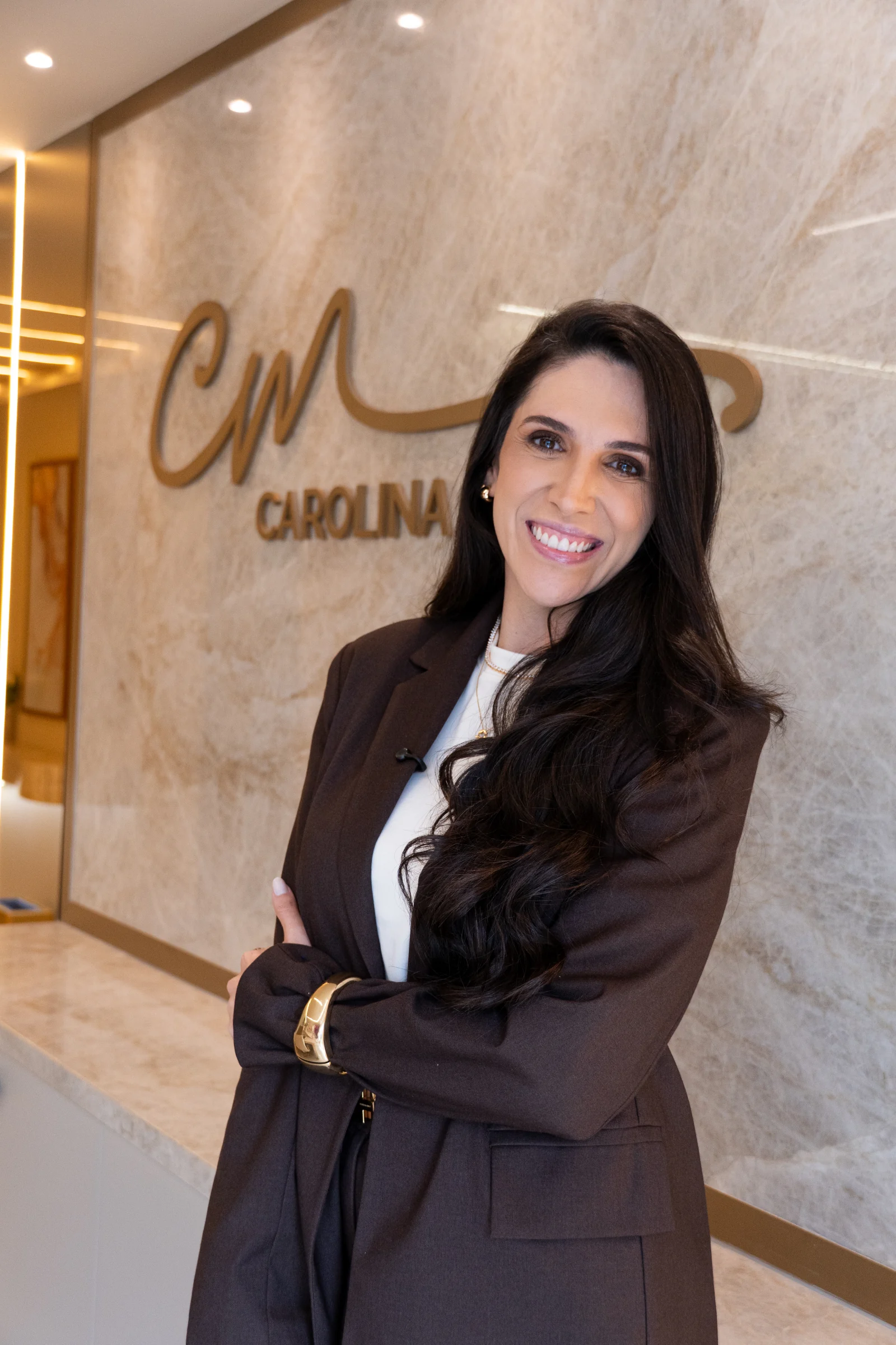 Dra. Carolina Marçal na recepção de sua clínica