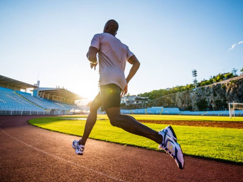 Transplante capilar em atletas: cuidados e restrições para quem pratica esportes